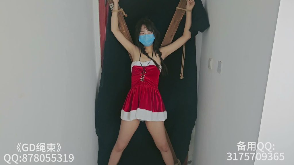 《GD绳束》模特桃桃 身材好 眼睛也大 穿圣诞套装 x架 强行站立-逍遥自在