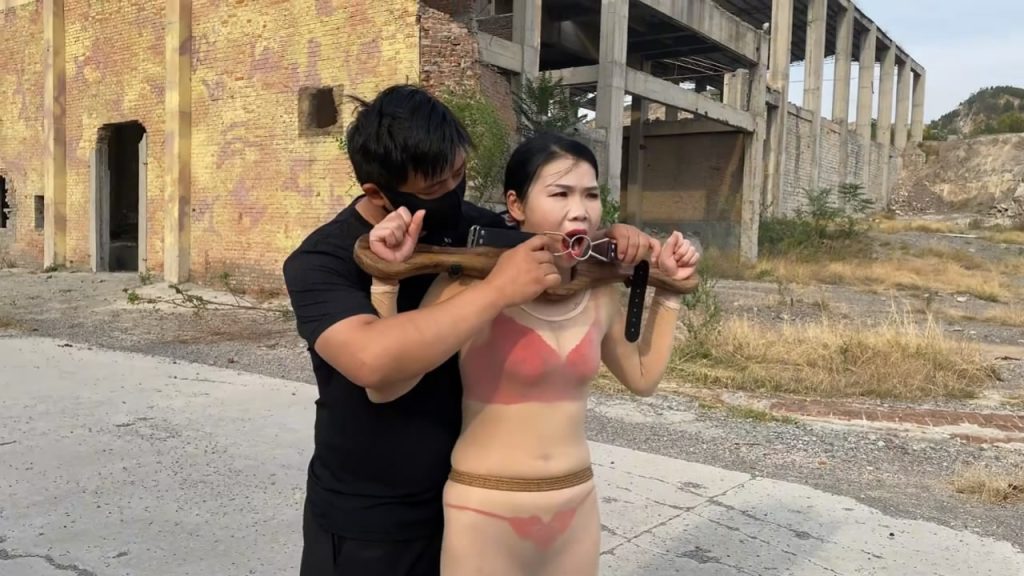 【左耳轻调】林霞户外甲板脚镣，遛。(绿帽老公全程在旁边拍摄）-逍遥自在