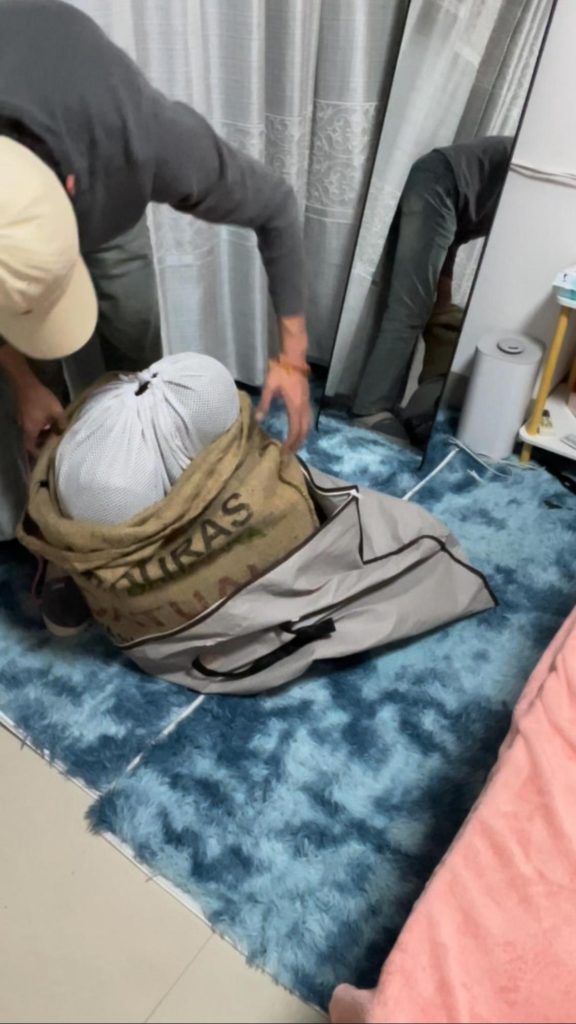 金垚 豹纹黑丝，红底高跟，三重各种袋子，麻袋行李袋放置。-逍遥自在