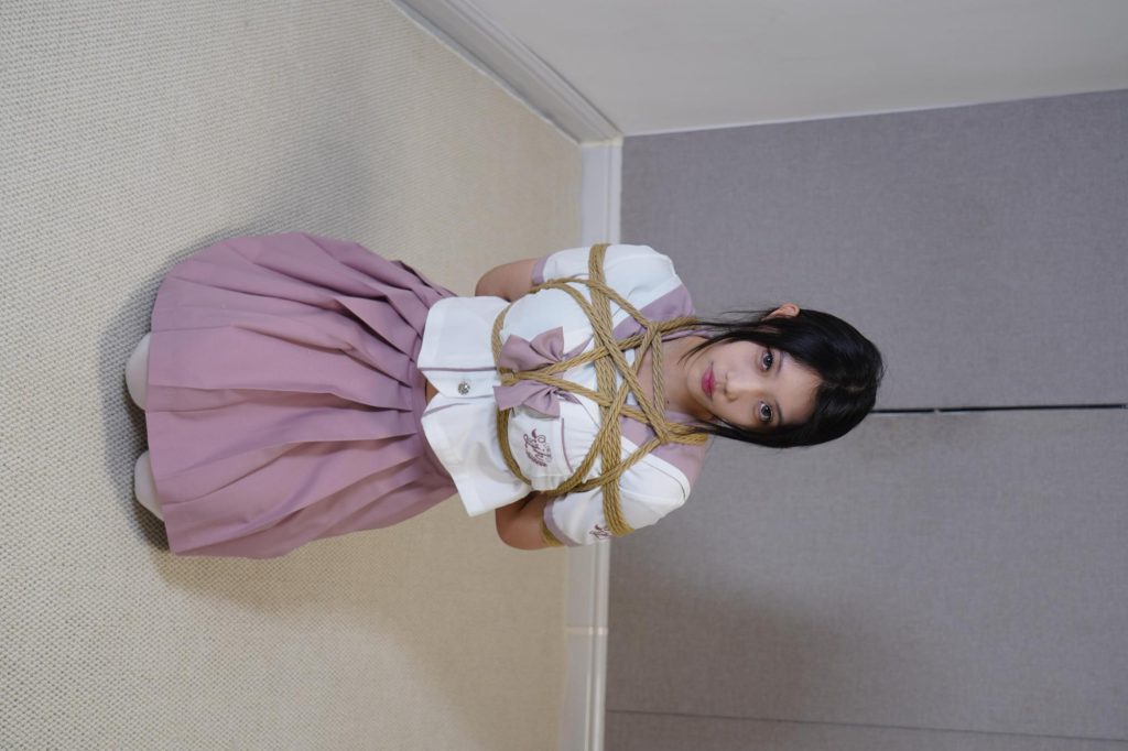 【灰太狼的羊】游戏环节JK美女屡屡出错，脚底蓝砖全被抽走最终惨遭”吊缚”-逍遥自在