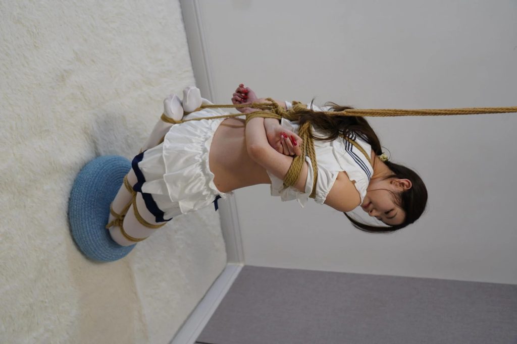 【灰太狼的羊】美女”蜜蜂采蜜”游戏失败后，遭遇绳子紧缚折磨-逍遥自在