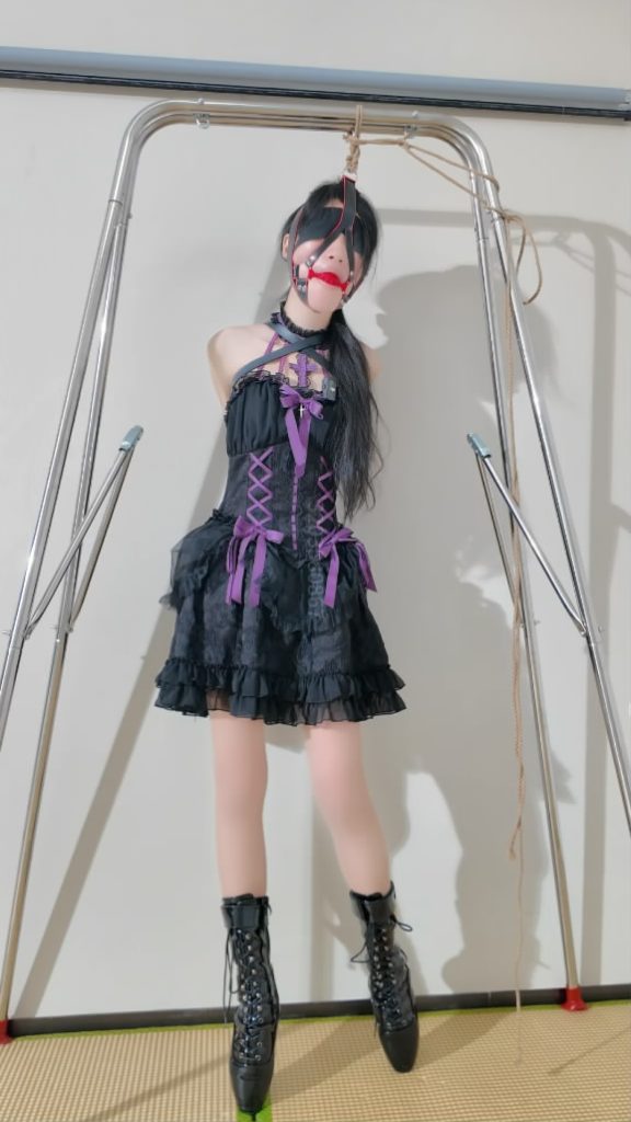 长颜草 芭蕾高跟鞋罚站移动+吊起口球罚站，虐足痛到痛哭到最后只用鞋跟保持平衡-逍遥自在