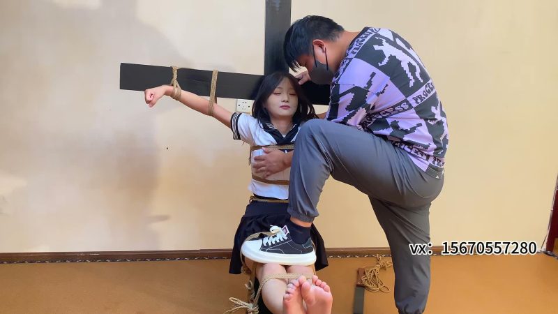 山鬼工作室 动动被绑在老虎凳上面。疯狂挠痒-逍遥自在