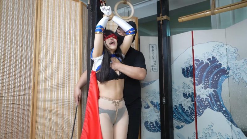 象人定拍-小0大咪女超人归来！被按摩棒敲晕捆绑玩虐！原来女超人奶子被揉变型是这样啊！-逍遥自在