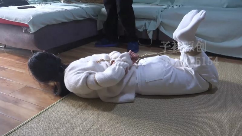 【子衿原创】30225 定拍捆绑女大学生云兮 五花驷马挣扎白袜挠脚-逍遥自在
