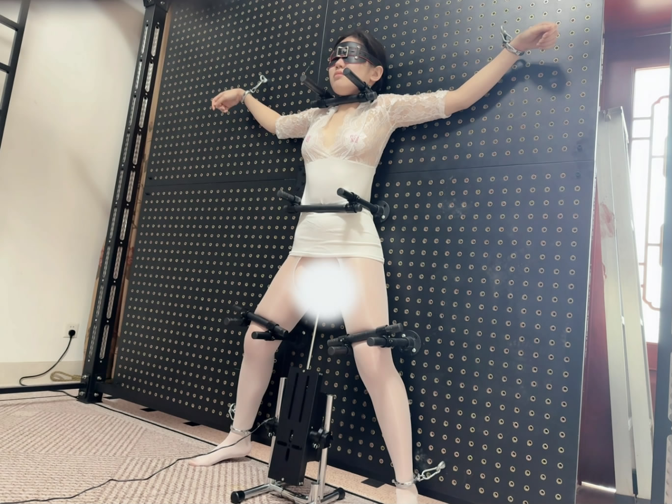 【缚心室】油光白丝女学生的拘束架挑战，炮机+AV棒强制折磨。身体无法站直，只能踮着脚无助地颤抖-逍遥自在