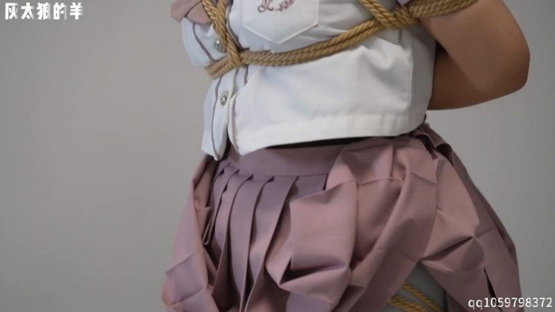 【灰太狼的羊】原味丝袜堵嘴，捆绑粉衣女仆，挣扎逃脱反被吊起双脚惩罚，叫喊声不断-逍遥自在