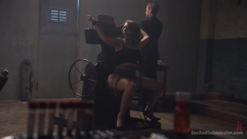 【欧美绳艺】基地中被无情折磨享受快乐的女M-逍遥自在