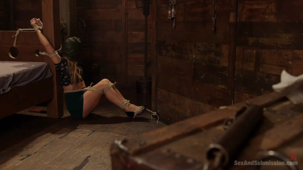【欧美绳艺】地牢中被捆绑拘束任由羞辱调教的女M-逍遥自在