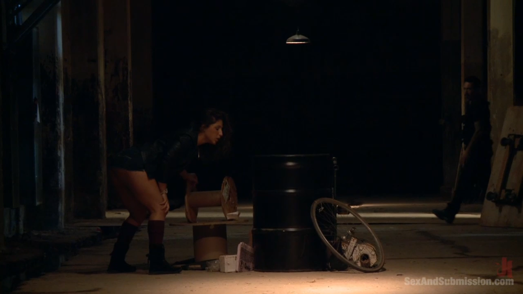 【欧美绳艺】城市暴动逃亡女孩被捕后的囚禁痛苦折磨-逍遥自在