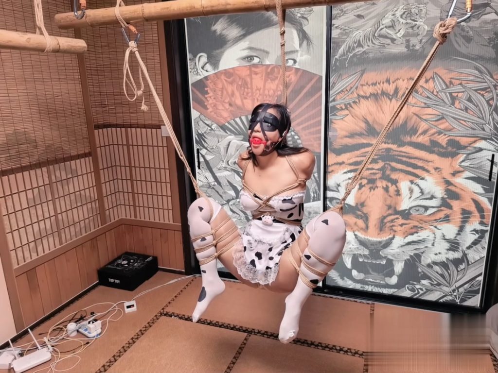 【缚心室】奶牛套装M腿超紧直身吊缚，啵啵贝、AV棒+炮机轮番上阵，强力电击棒再度返场，小美女在空中崩溃-逍遥自在