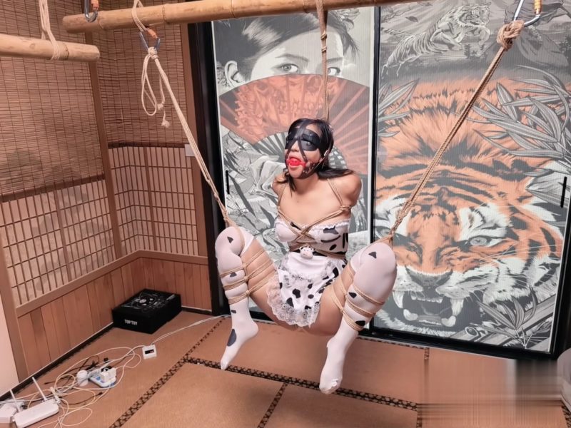 【缚心室】奶牛套装M腿超紧直身吊缚，啵啵贝、AV棒+炮机轮番上阵，强力电击棒再度返场，小美女在空中崩溃-逍遥自在