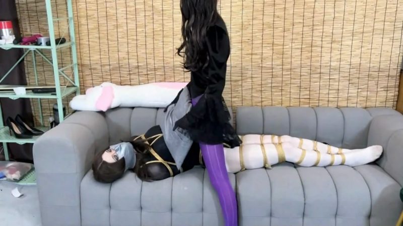 [墨月与安安] 《安安与月月》韵味油亮紫丝女王超狠掐勒呼控紧缚强制榨汁油亮白丝安安-逍遥自在