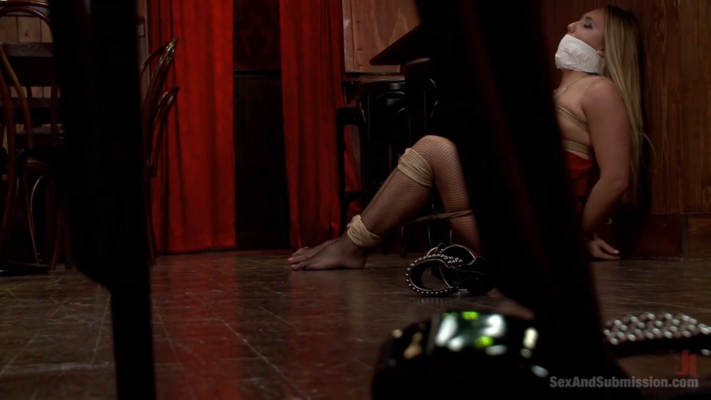 【欧美绳艺】急需金钱而奉献肉身成为奴隶的女人-逍遥自在