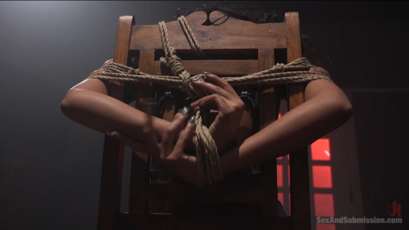 【欧美绳艺】参与暴动游街后的女子惨痛教训-逍遥自在