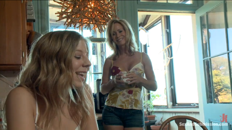 【欧美绳艺】母女青睐小伙甘心成为其宠物的奴隶-逍遥自在