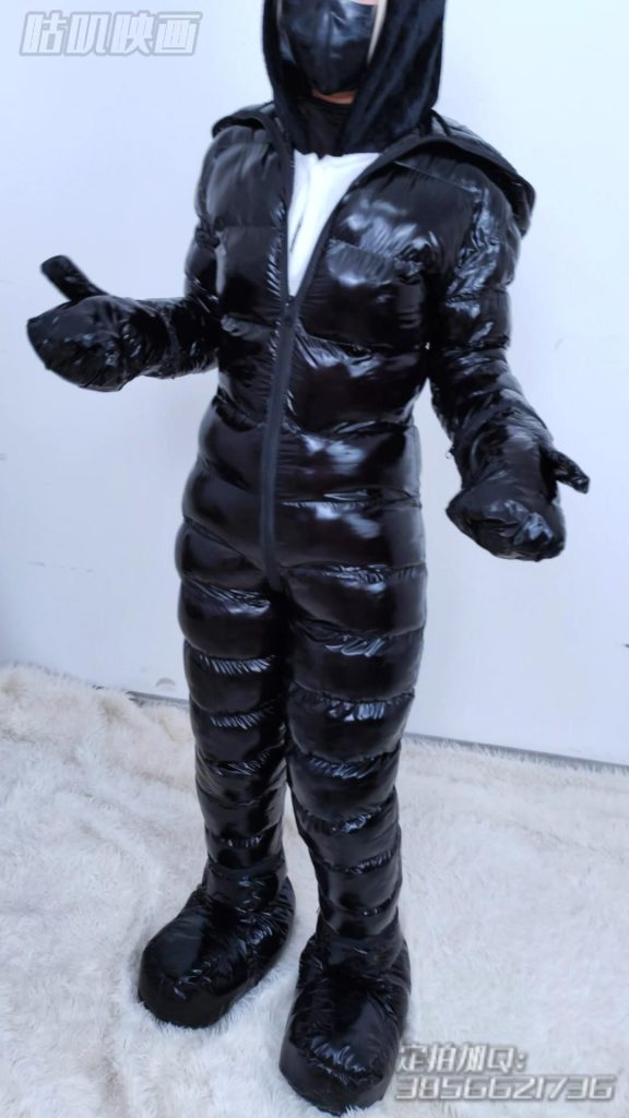 【咕叽映画】《堆叠呼吸游戏 003》 双马尾、打底衣、企鹅服、羽绒服、单手套-逍遥自在