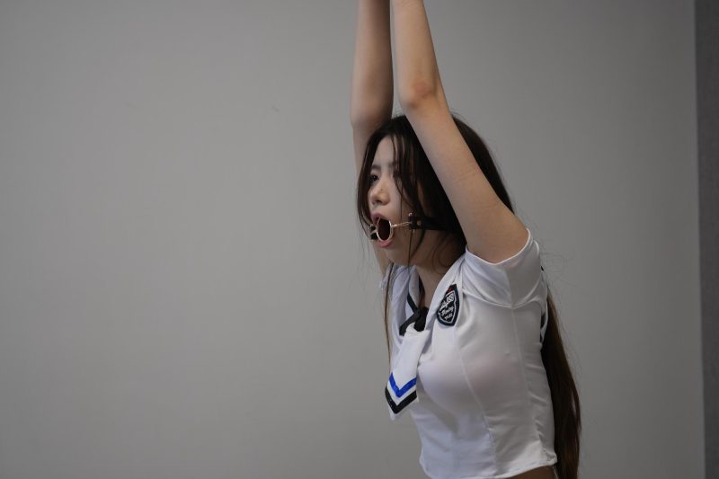 【灰太狼的羊】超大口枷塞满嘴巴，各种挠痒痒不断，水手服少女疯狂扭动身体惨遭-逍遥自在