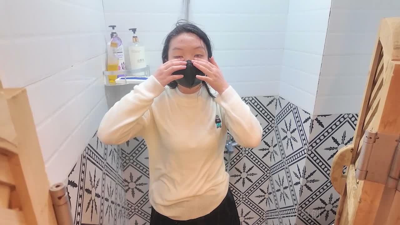 【LucyCat】粉色羽绒服搭配厚黑靴子的职场新人玩水-逍遥自在