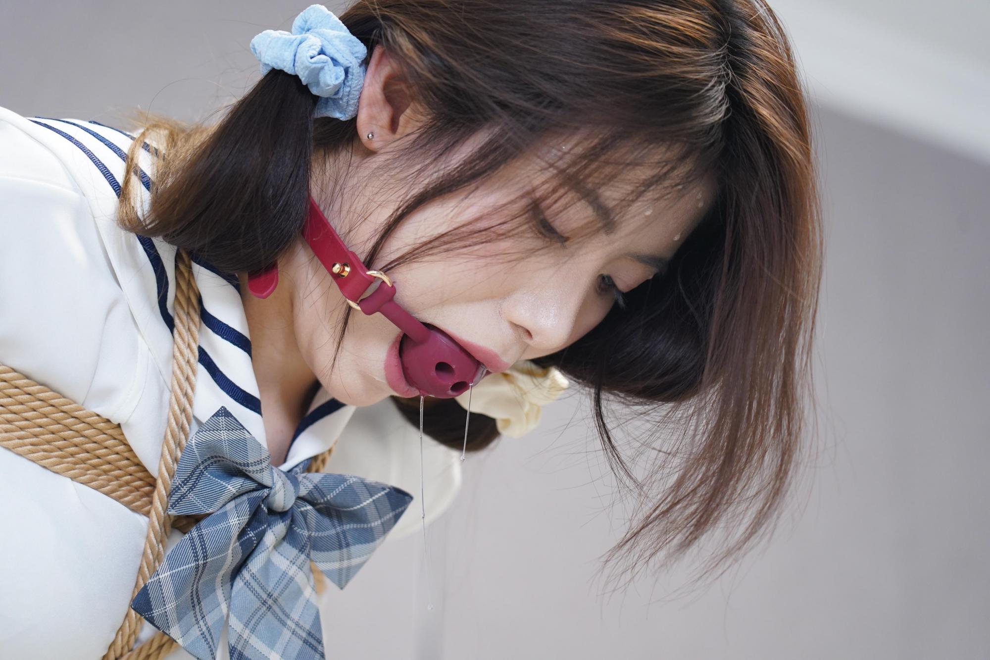 【灰太狼的羊】超长时间踮脚罚站＋单脚吊缚＋悬挂吊缚，享享满头大汗，口水顺着口-逍遥自在