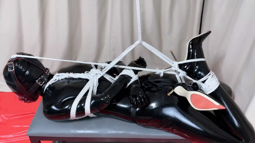 水彩笔 新人妹子居然能接受乳胶衣捆绑？！这真是捡到宝了！循序渐进漆皮高跟鞋驷-逍遥自在
