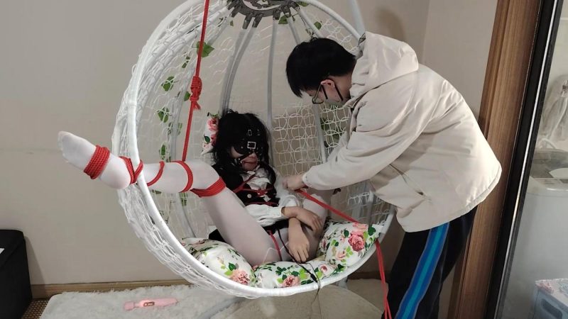 小自白 白丝小男娘被双腿展开架在吊篮上开着训练器放置调教-逍遥自在