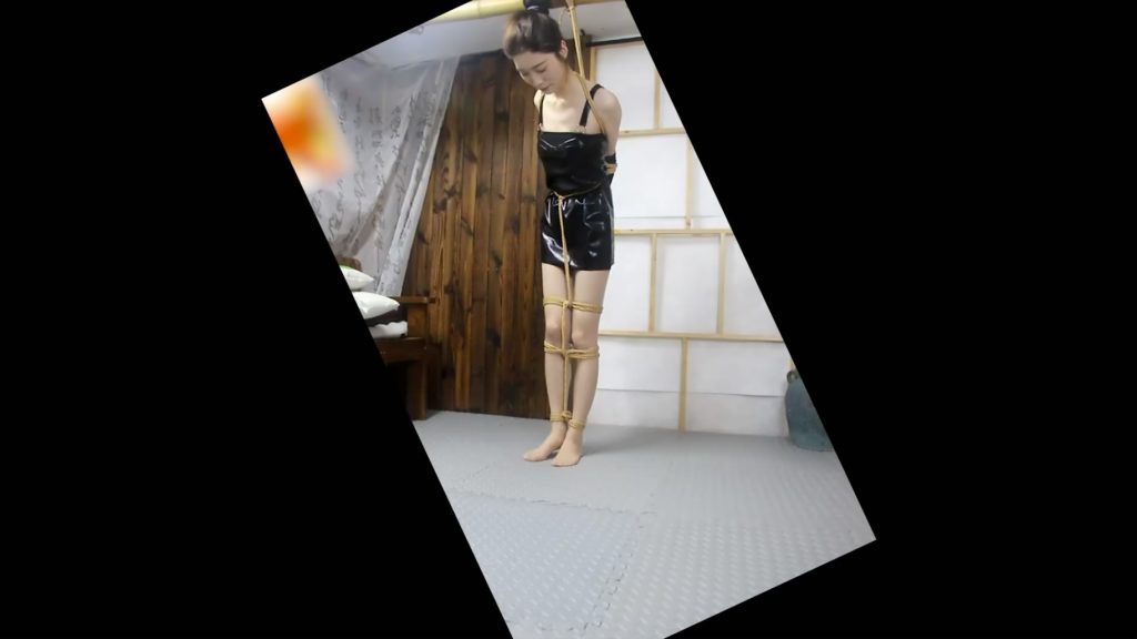 绳舞飞扬 橘子皮裙受虐 80分钟橘子黑皮性感裙肉丝紧缚，踮脚任务(双腿颤抖不停）-逍遥自在