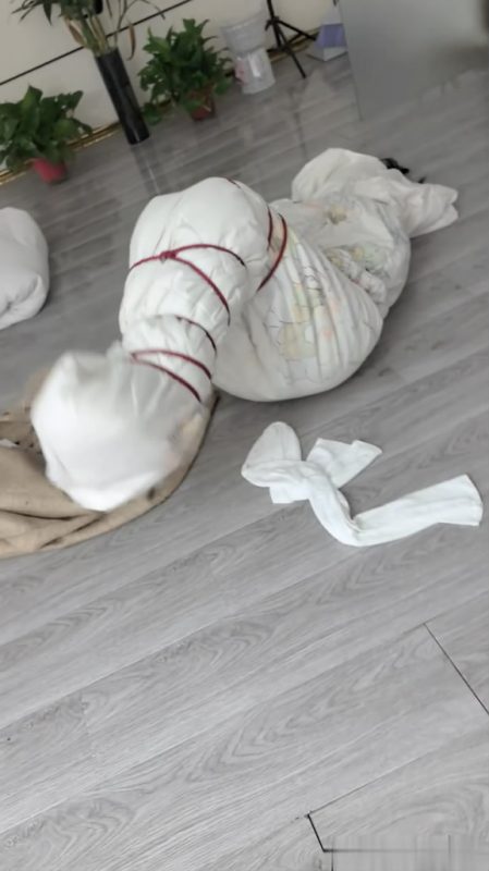 栖月 《女OL的麻袋全包之旅》迷晕OL捆绑装入麻袋，逃跑失败再次再棉被全包！-逍遥自在