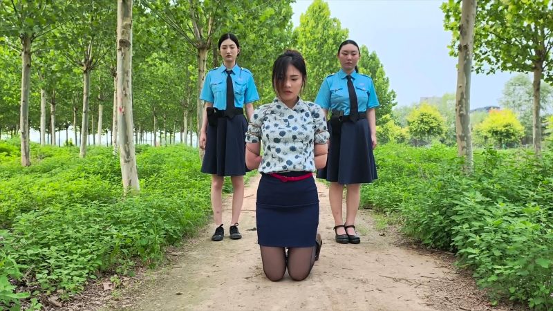 忘忧社 美女空姐被逮捕，拒不交代，被吊拷，重镣，小黑屋各种折磨后终于承认犯罪-逍遥自在