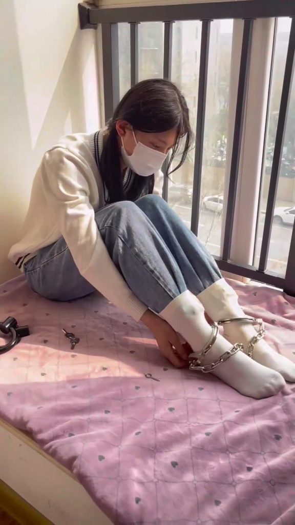 布莱恩原创 18岁高中女生焊死脚镣-电焊死镣的两天体验 上-逍遥自在