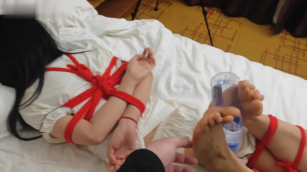 中二病 绳缚日记 新妹子大二宁琪，怀中抱足杀。被绳子紧紧束缚的宁琪-逍遥自在