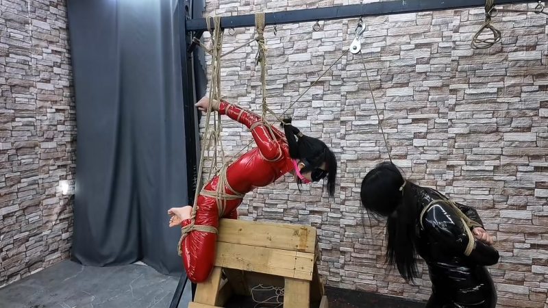 HD飞天 把女儿柔仙儿用木马直臂禁锢起来,后面在挂一个G勾通过头上滑轮让母亲李然把-逍遥自在