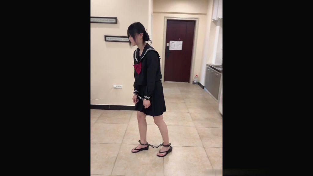 雏田 糖糖初次黑色jk拍摄镣铐-逍遥自在
