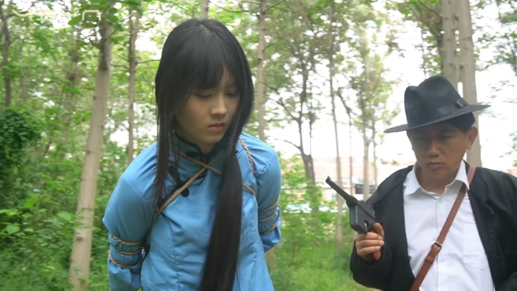 一绳有你 【五四芳魂】牢房里关押着五四装女孩被押进刑房骑木马老虎凳挠打脚心五花-逍遥自在
