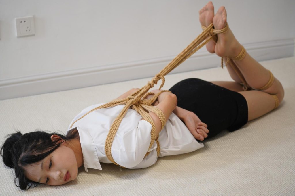 【灰太狼的羊】长腿肉丝美女用脚玩游戏机，因未能通关被紧紧捆绑放置-逍遥自在