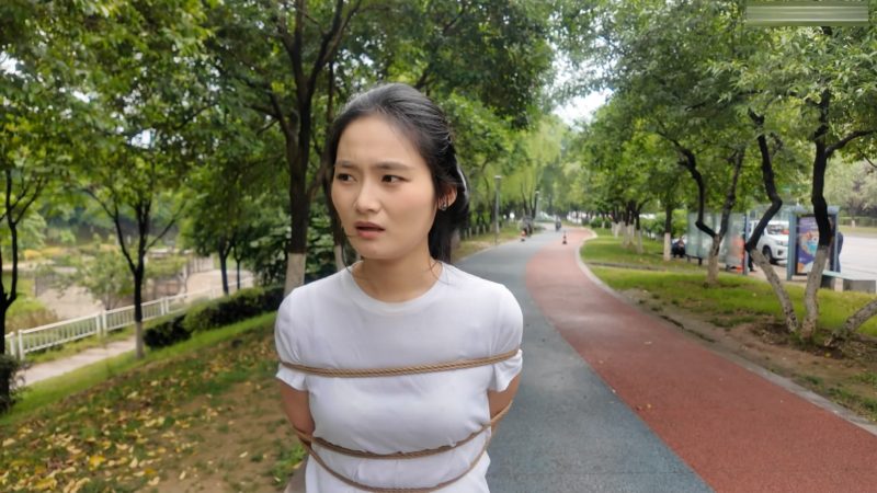 龙飞 真刺激 室外训练过程中有人要求合影 吓死了 最后让模特挑战逃脱-逍遥自在