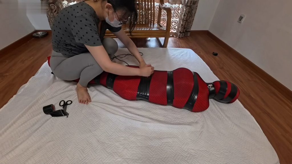 【狸猫】女M多层丝袜睡袋捆绑，胶带紧缚，严密-逍遥自在