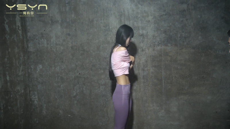 【一绳有你】孤锁寒笼 被囚禁暗室的漂亮女孩婷婷戴着颈手拷脚铐押到笼子里各种姿势打挠-逍遥自在