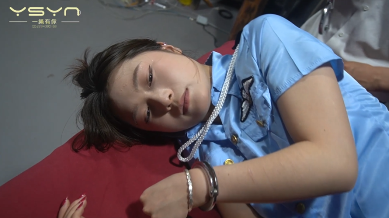 【一绳有你】背后一击 女花孤身来到一宅调查少女失踪案惨遭背后一棍打晕全身金属玩弄-逍遥自在