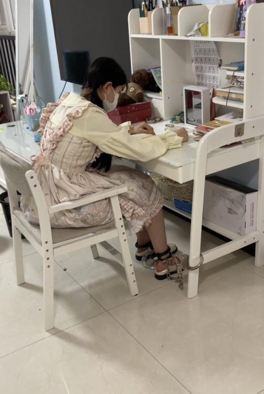布莱恩 18岁女高的四天镣铐生活（5）写作业偷玩手机被罚吊铐-逍遥自在