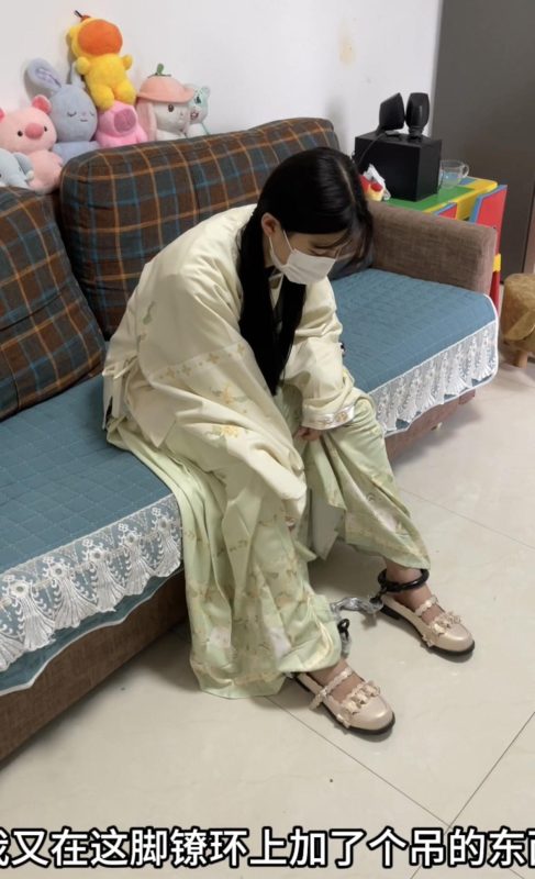 布莱恩 18岁女高的四天镣铐生活（5）戴脚镣从小区走到大街-逍遥自在