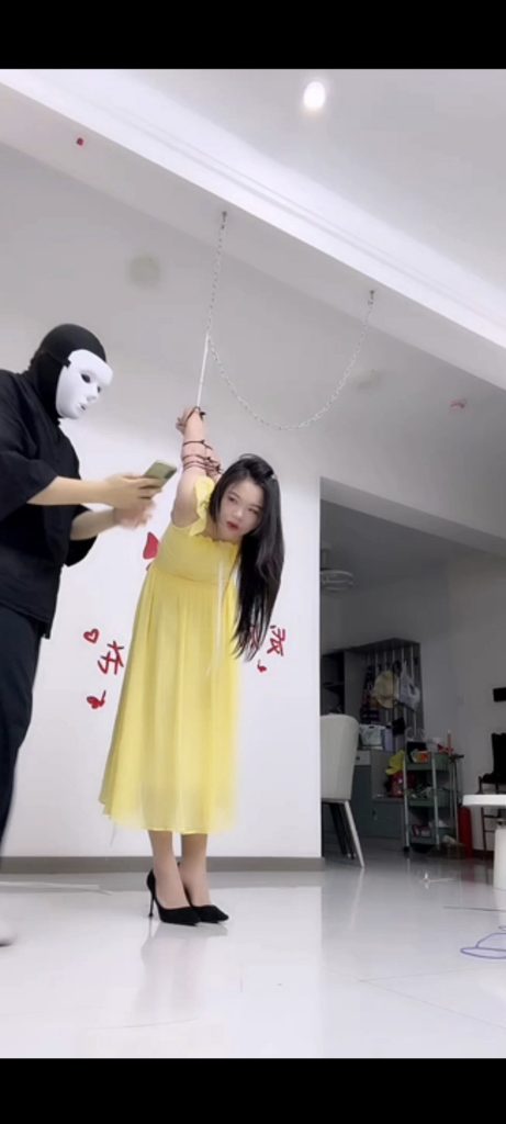 模特蓝的黄裙扎带两部-逍遥自在